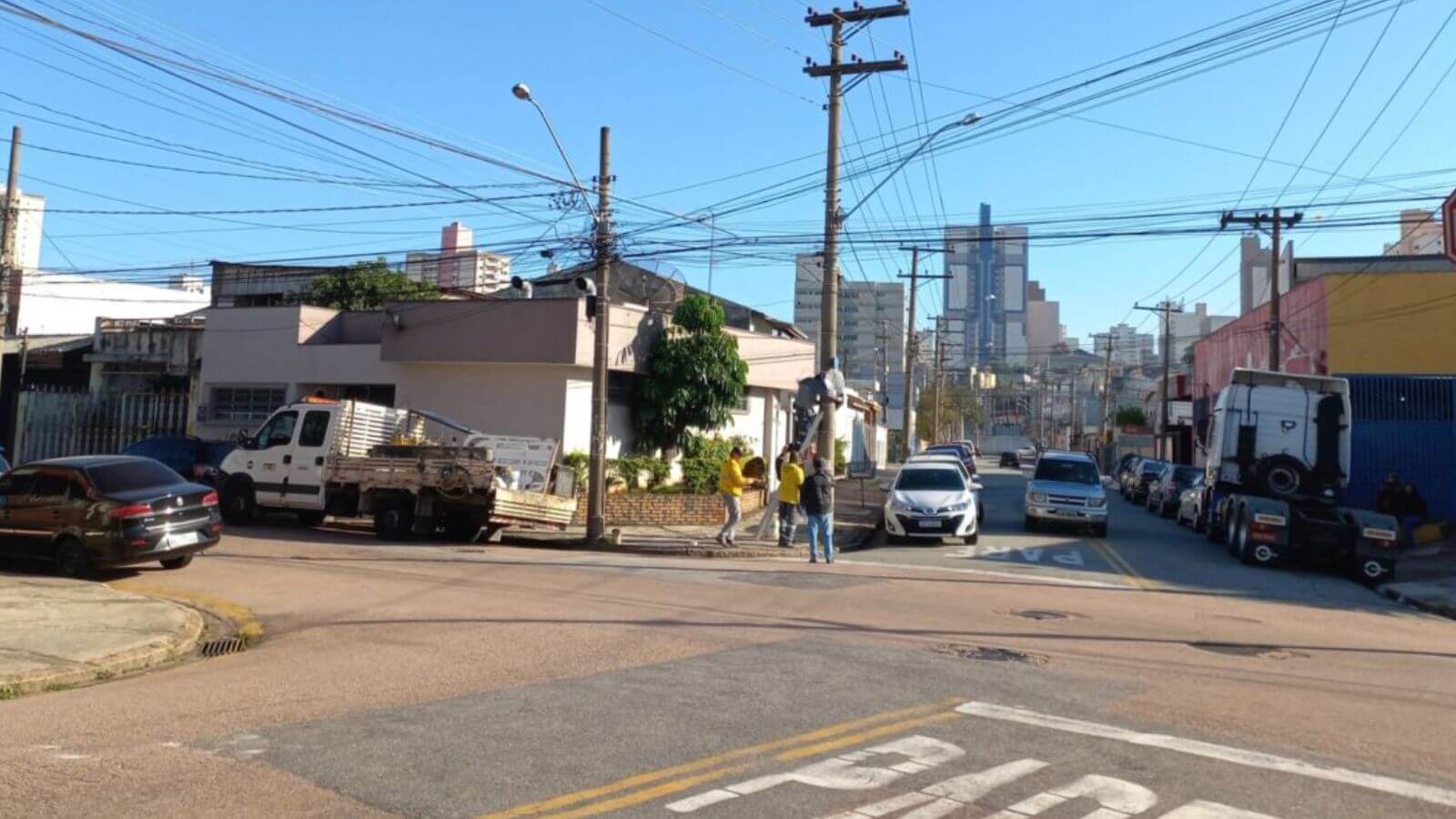 Ruas Jaú e Evangelista Mirandola, na Vianelo