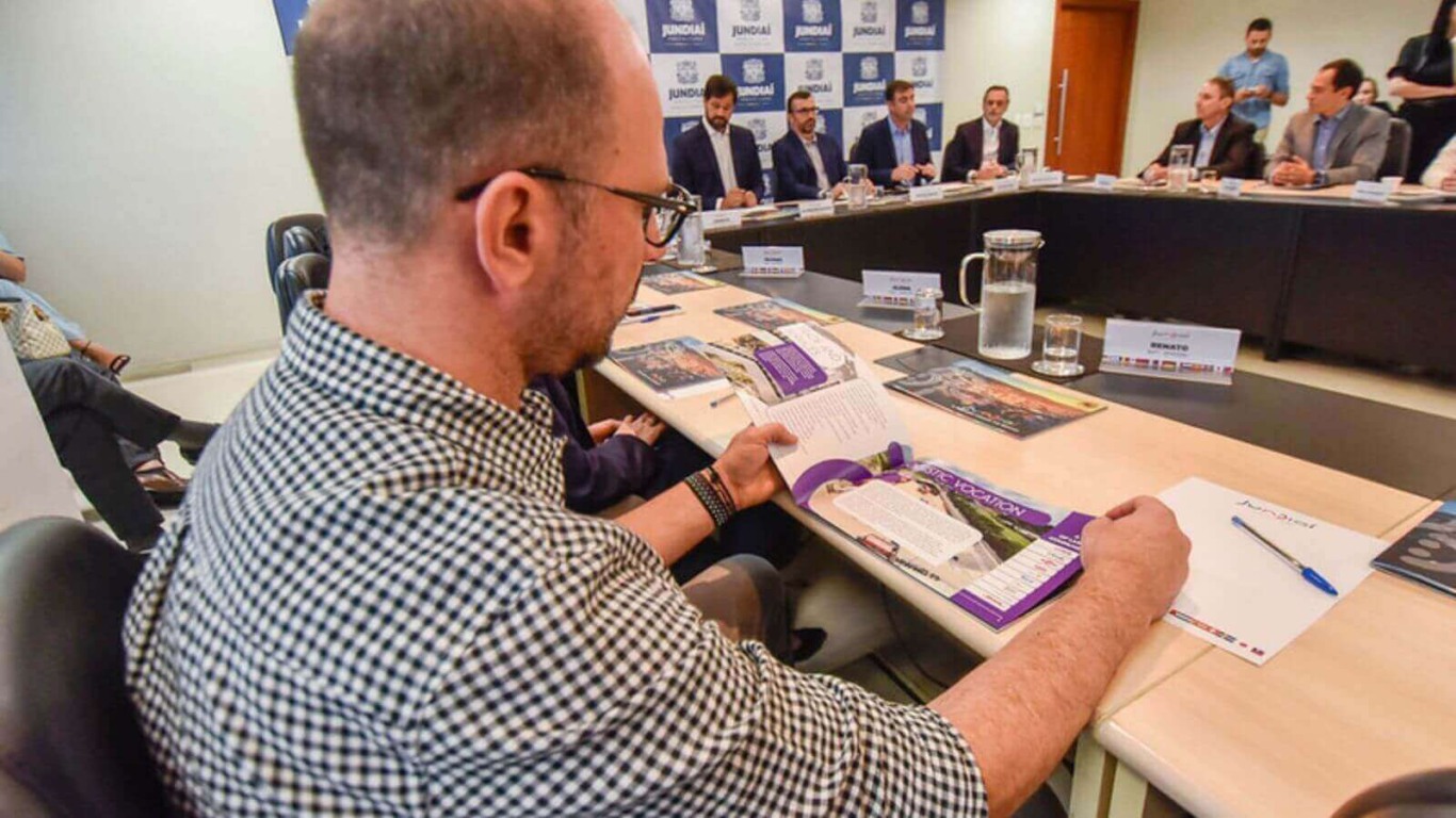 Homem lendo revista de Jundiaí