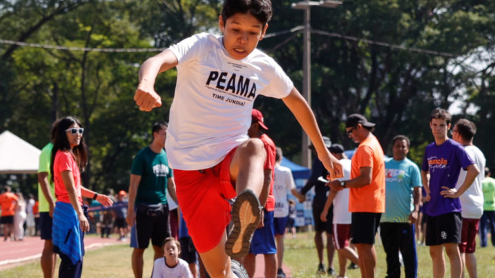 Aluno do PEAMA de Jundiaí em prática esportiva