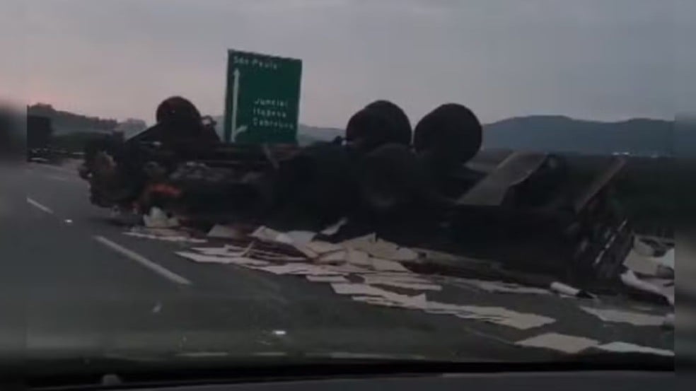 Caminhão que transportava papelão capotou