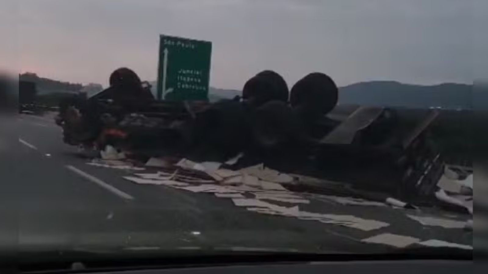 Caminhão que transportava papelão capotou