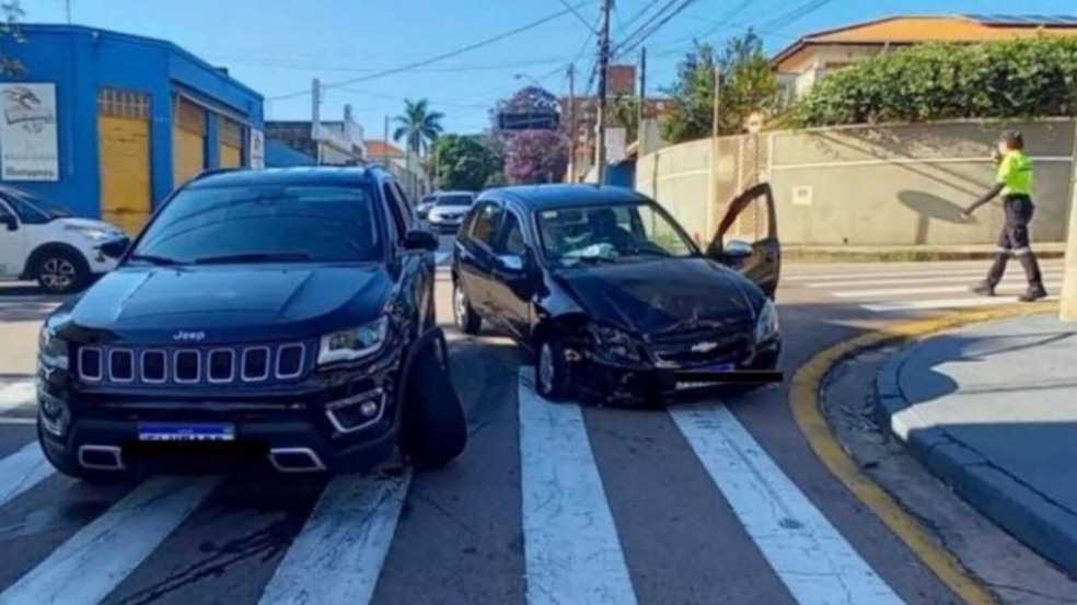 Acidente entre dois carros no Anhangabaú, em Jundiaí