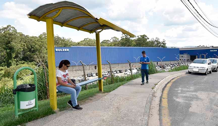ponto de ônibus com lixeira ao lado