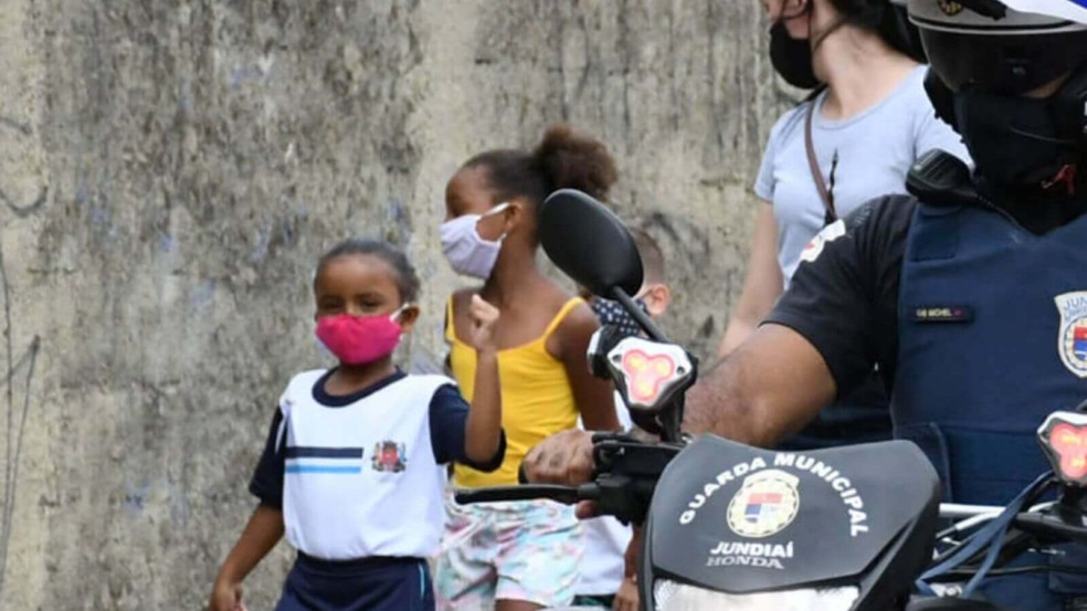 Guarda Municipal de moto em escola