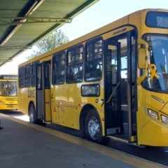 &Ocirc;nibus urbano em terminal de Jundia&iacute;
