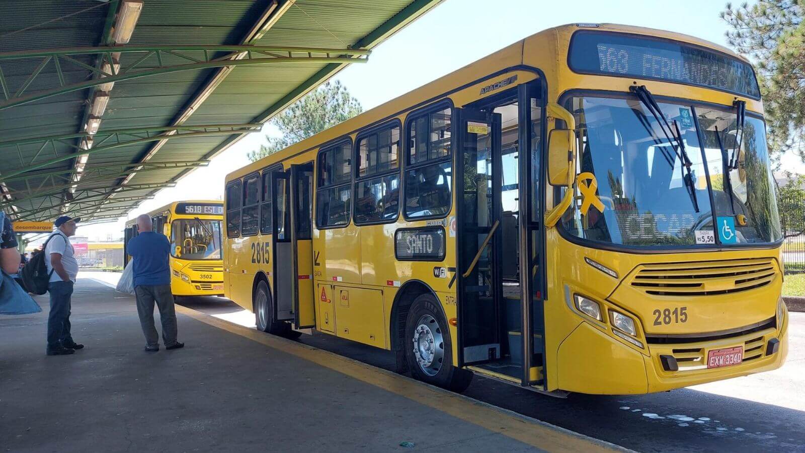 Ônibus urbano em terminal de Jundiaí