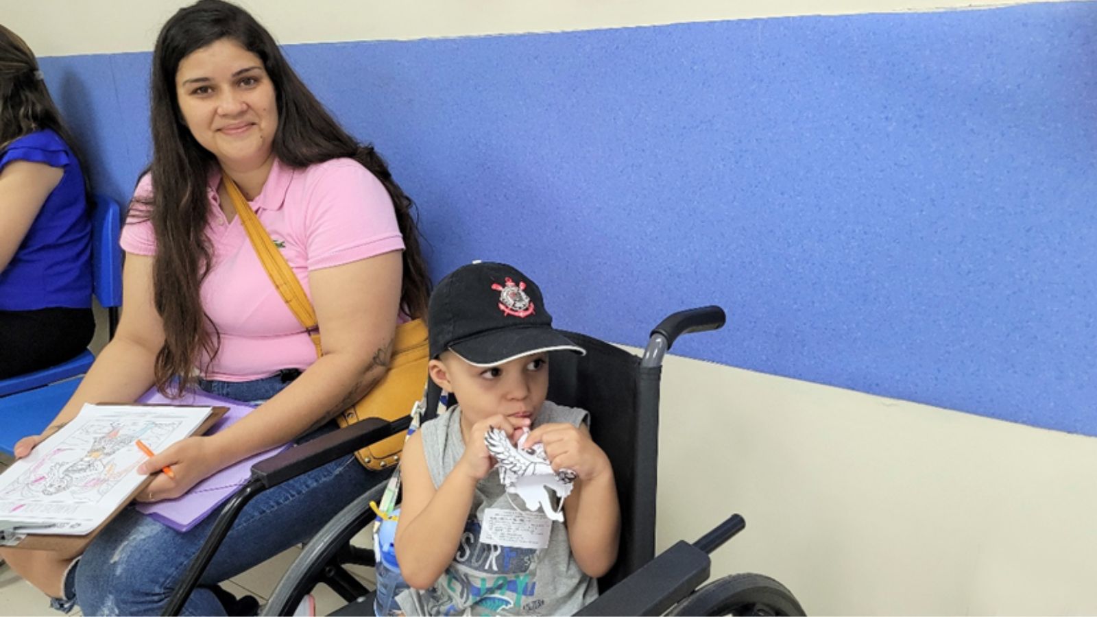 Mãe e filho no ambulatório do HSV