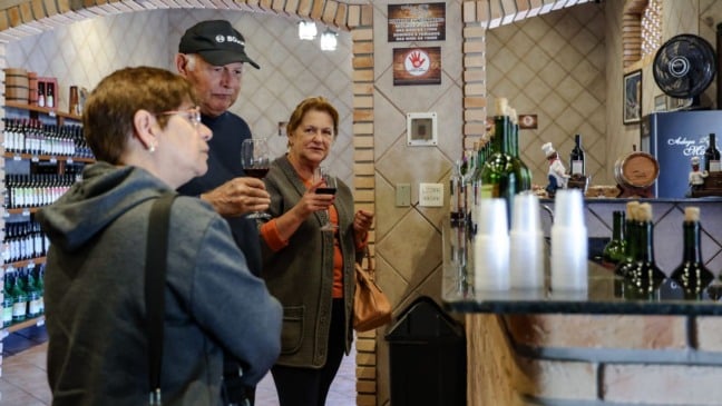 Pessoas tomando vinho