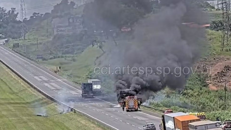 Caminhão pegando fogo na Rodovia dos Bandeirantes