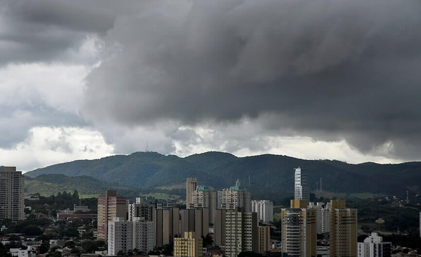 Nuvem escura se aproximando de Jundiaí