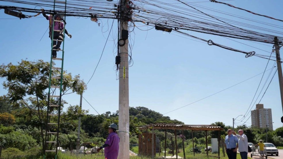 Reordenamento dos cabos das operadoras de telefonia no bairro Novo Horizonte