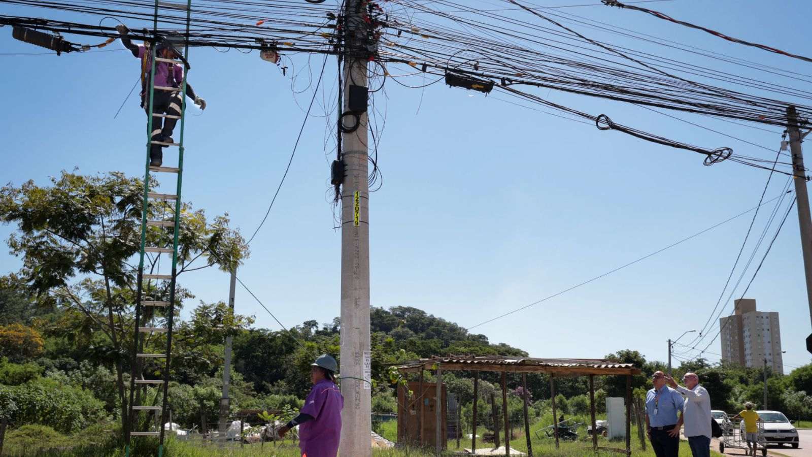 Reordenamento dos cabos das operadoras de telefonia no bairro Novo Horizonte