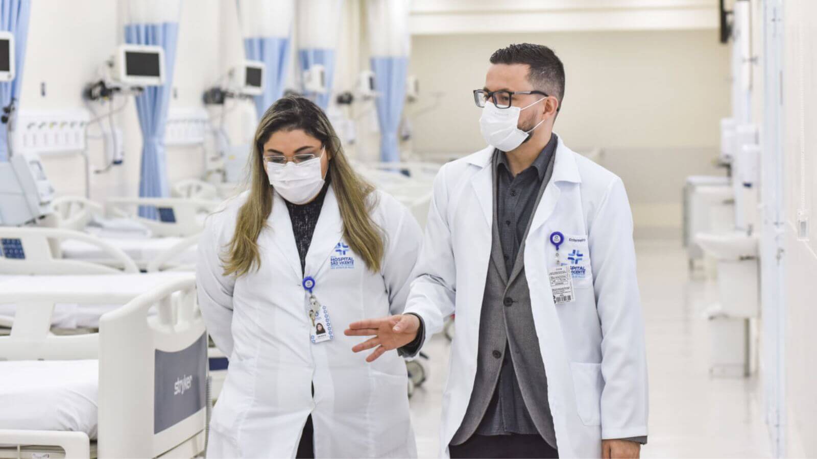 Médicos em hospital com leitos vazios