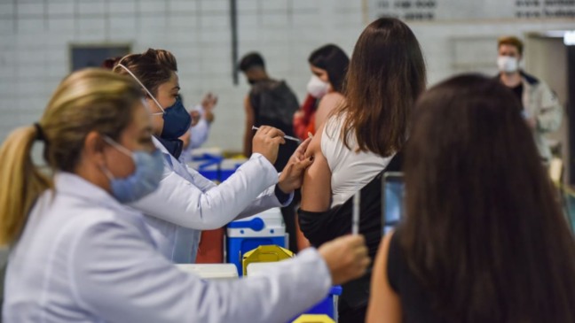 Pessoas em fila, se vacinando contra Covid19 em Jundiaí