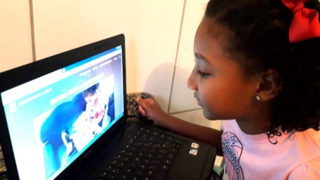 Menina em frente à computador