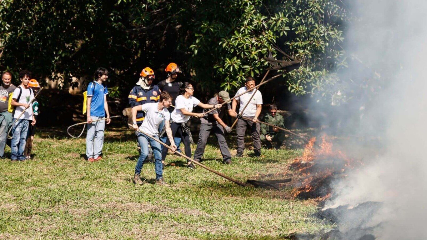 Grupo de capacitação de brigadistas da Defesa Civil de Jundiaí