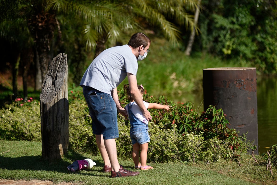 Homem e criança no Jardim Botânico, em Jundiaí