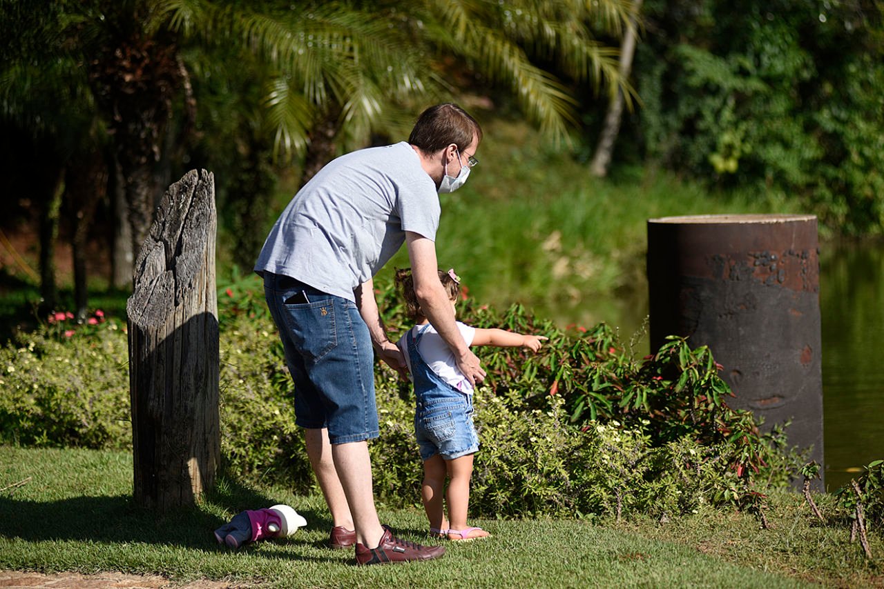 Homem e criança no Jardim Botânico, em Jundiaí