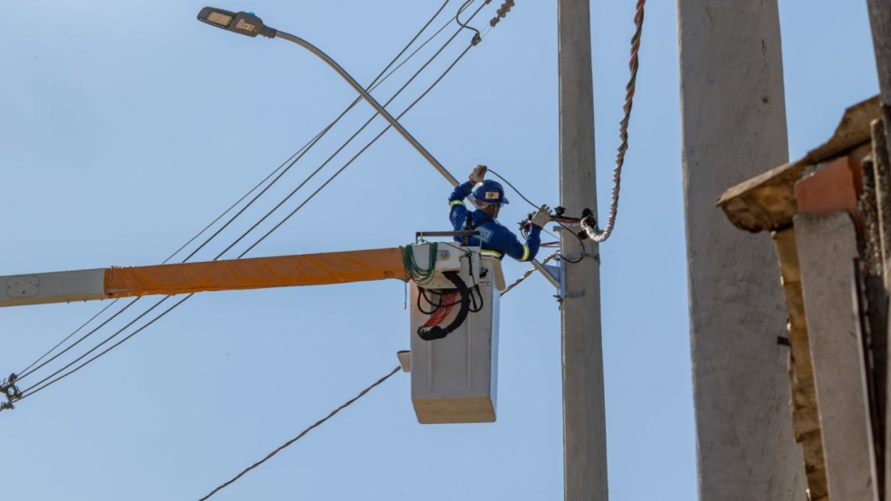 Homem instalando luz a LED