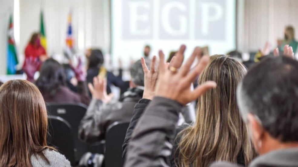 Alunos de libras com mão para cima