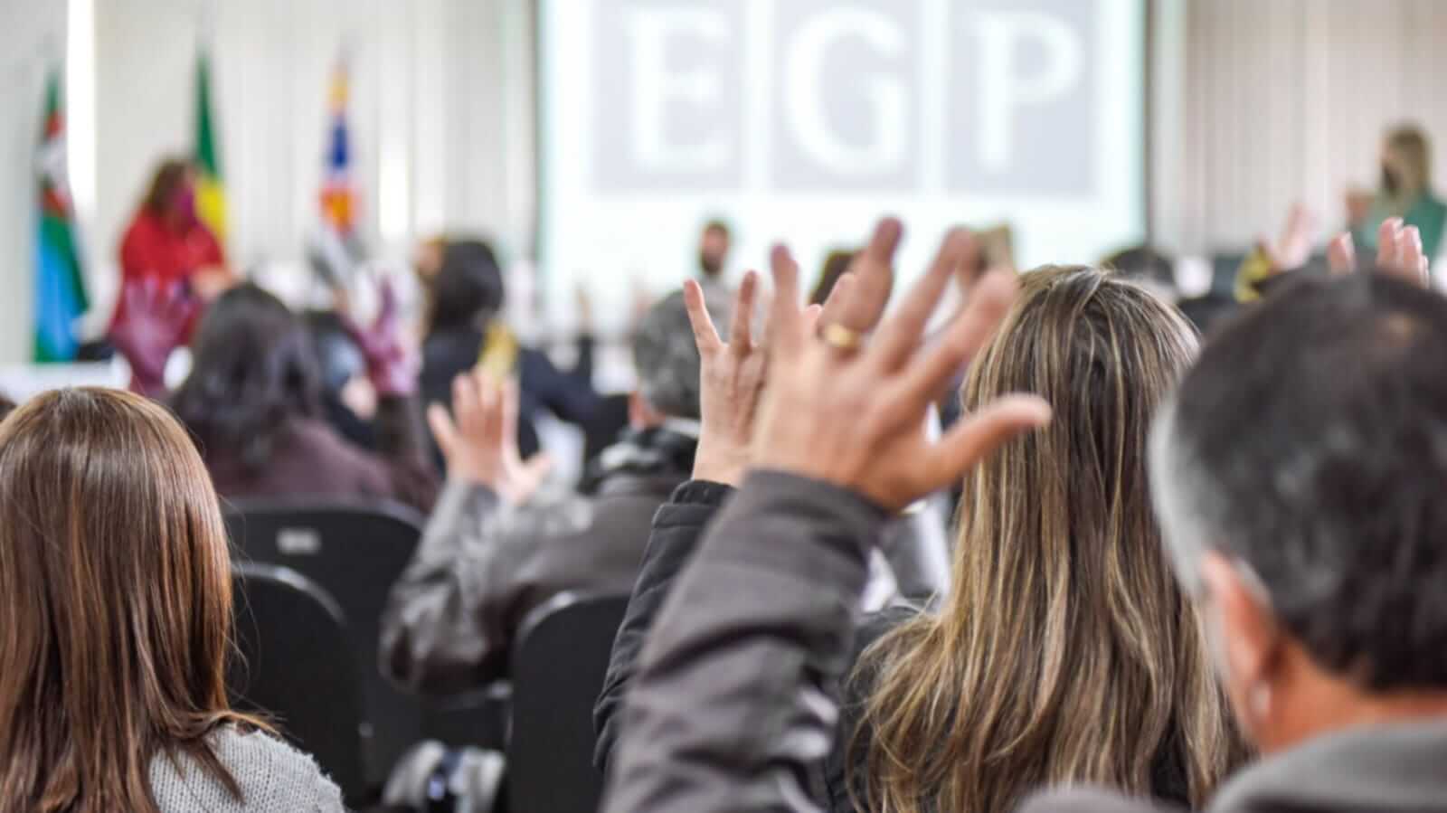 Alunos de libras com mão para cima