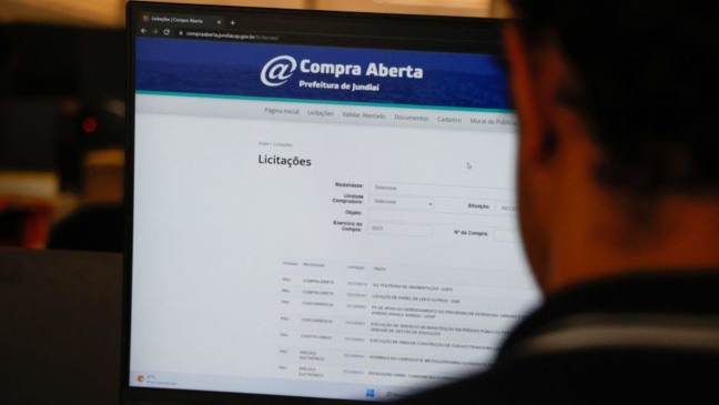 Homem acessando site da Compra Aberta, de Jundiaí