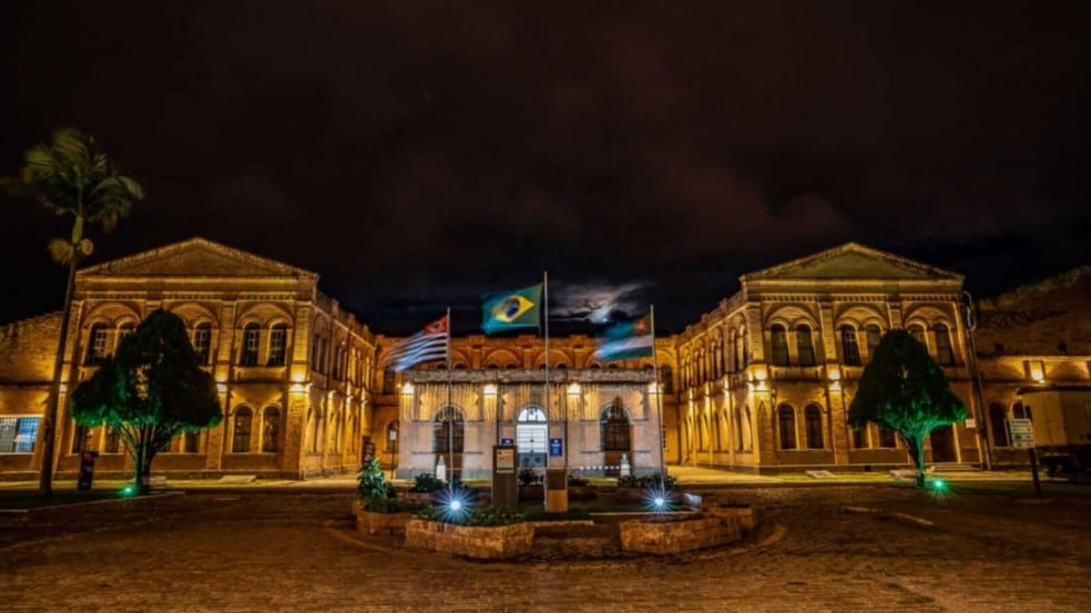 Complexo Fepasa iluminado