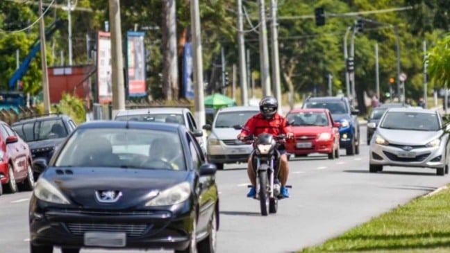 Carros e moto em trânsito de Jundiaí