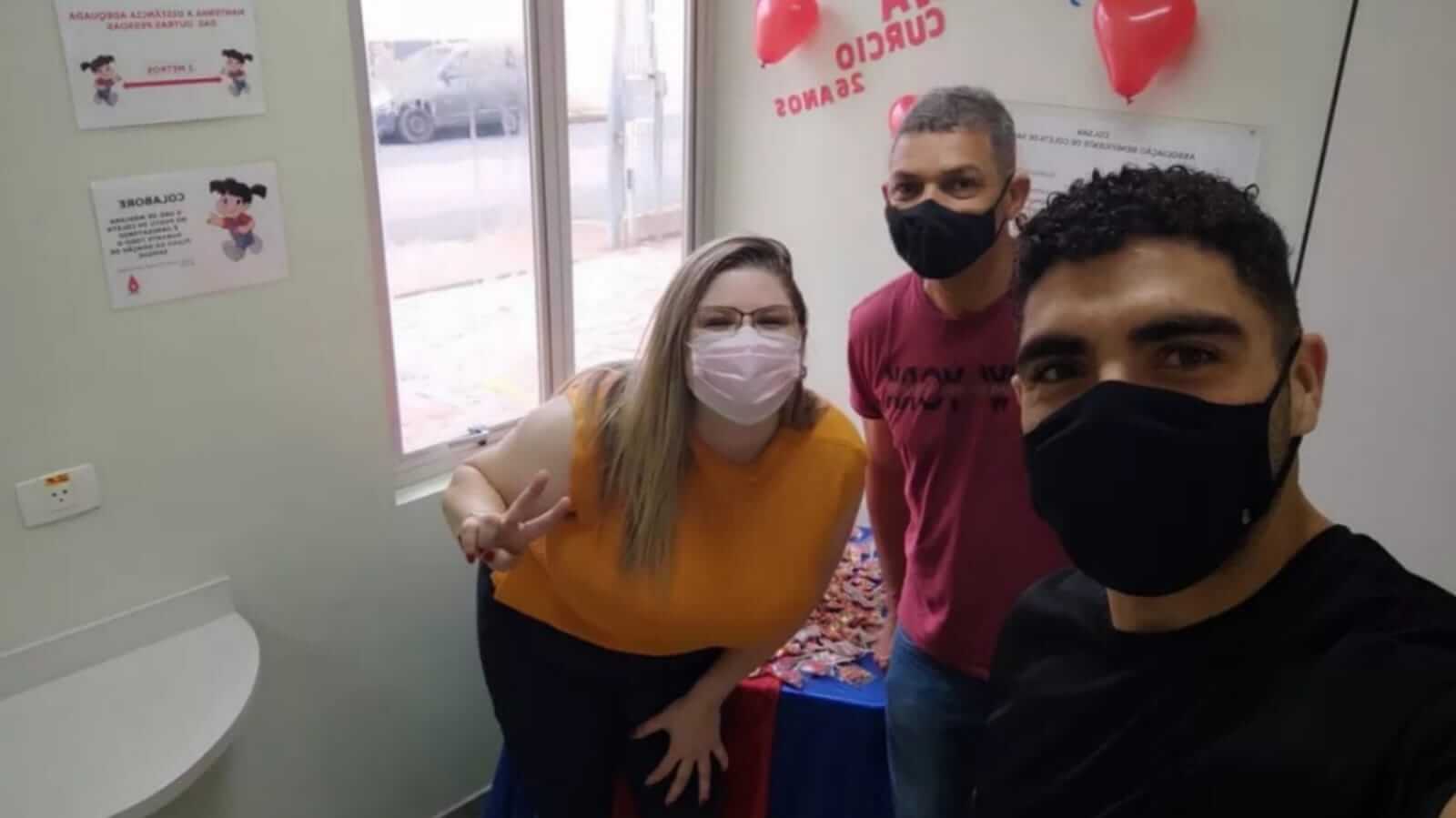 Dois homens e uma mulher em selfie