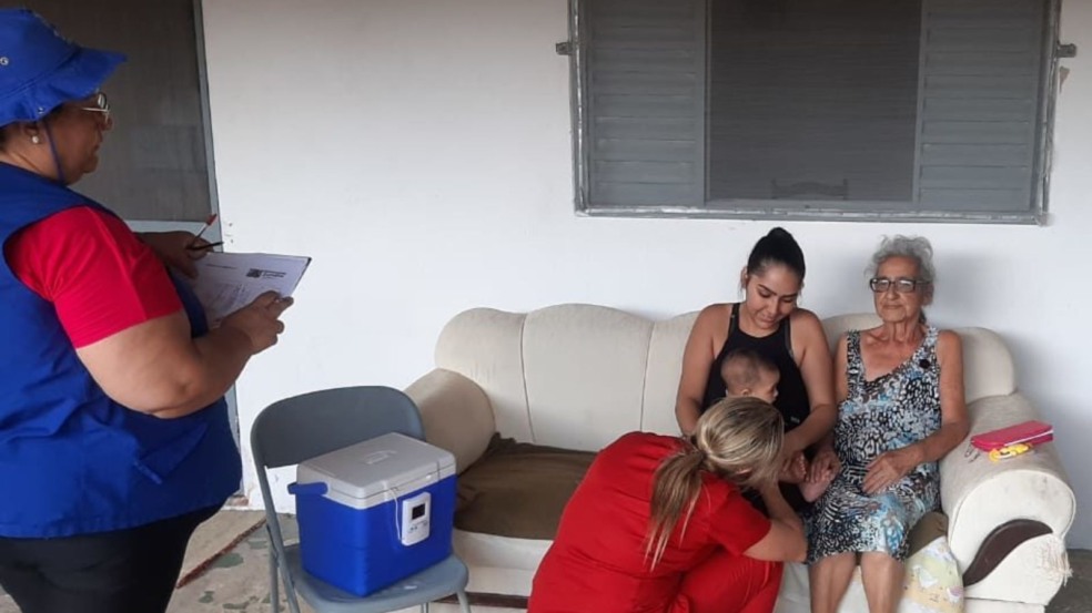 Agente da Saúde de Jundiaí aplicando vacina da Febre Amarela