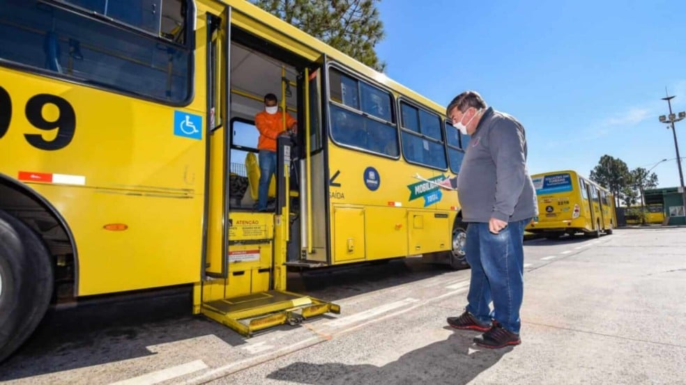Fiscal da UGMT (à direita) avalia funcionamento de elevador de ônibus no Terminal Cecap em Jundiaí