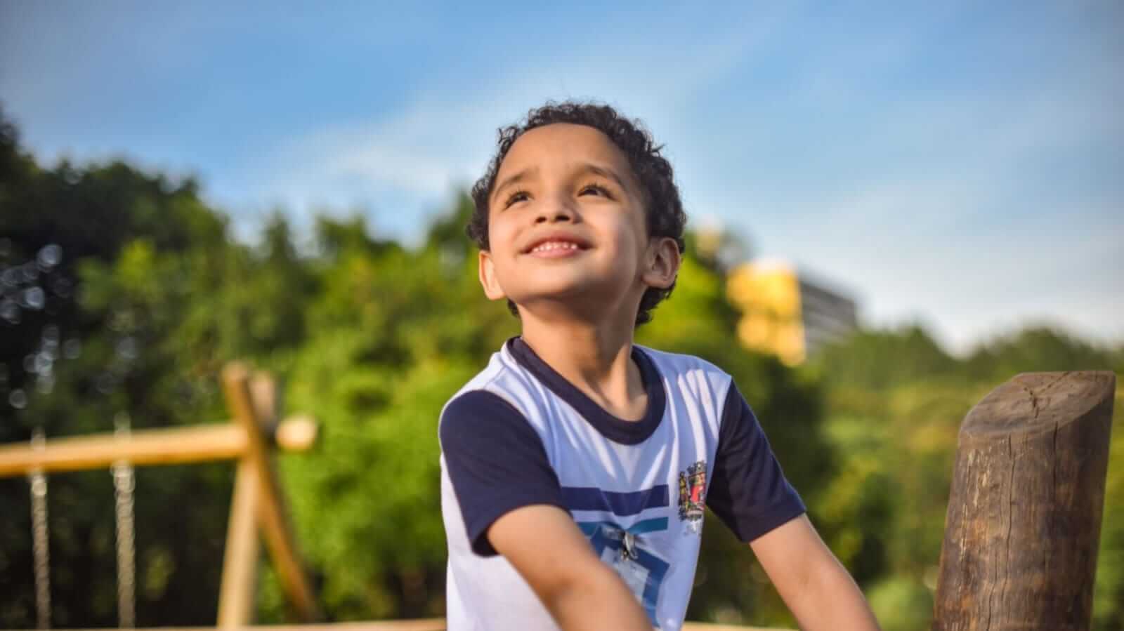 Criança com uniforme de escola de Jundiaí