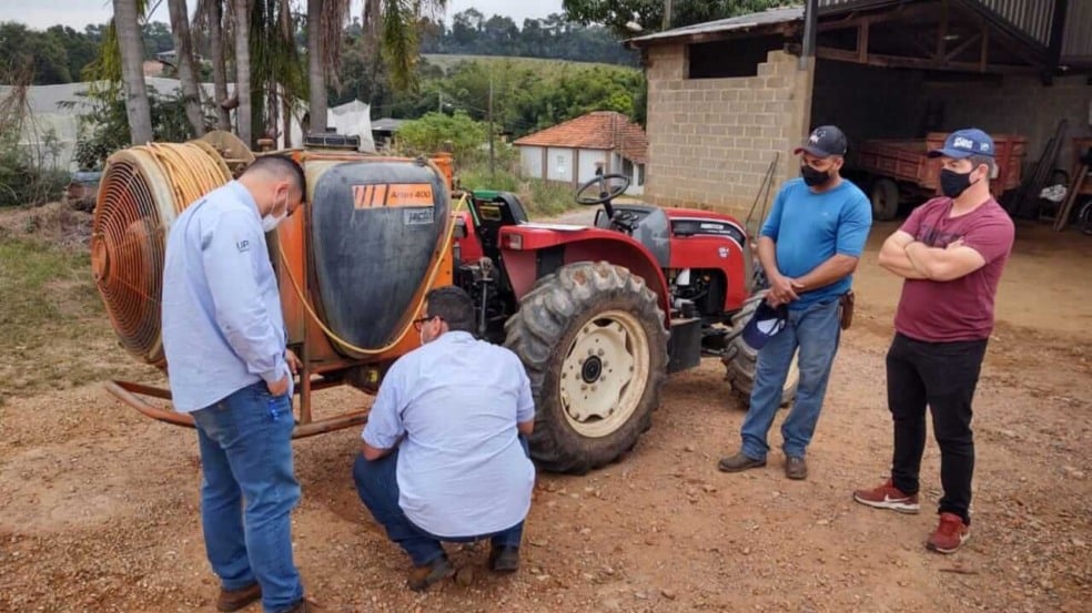 Homens avaliando veículo de agricultura em Jundiaí