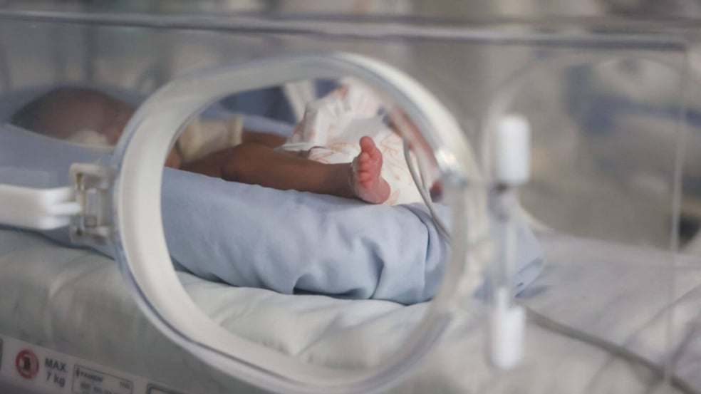 Bebê em incubadora