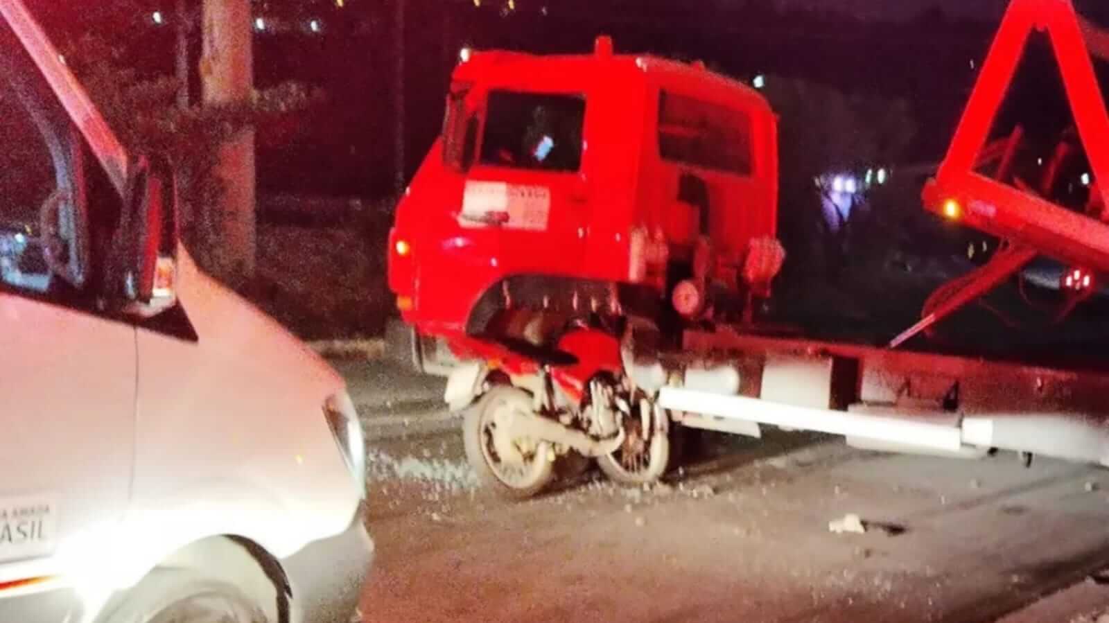 Caminhão guincho após batida em Jundiaí
