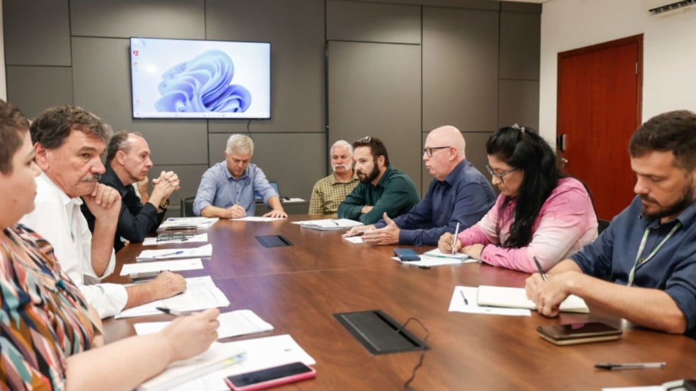 Equipe estuda detalhamentos da obra