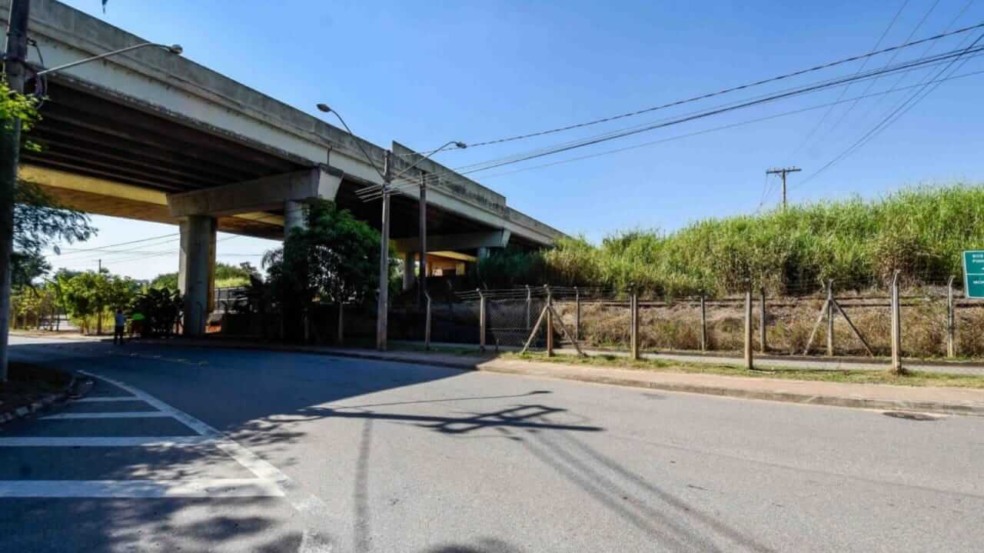 Avenida Navarro de Andrade, sob a rodovia João Cereser