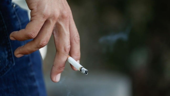 Pessoa com cigarro na mão
