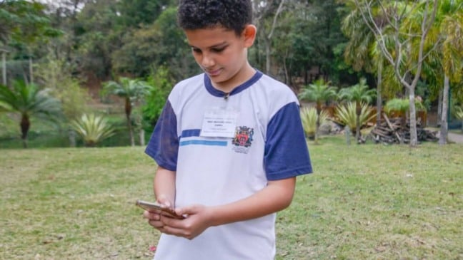Menino com celular