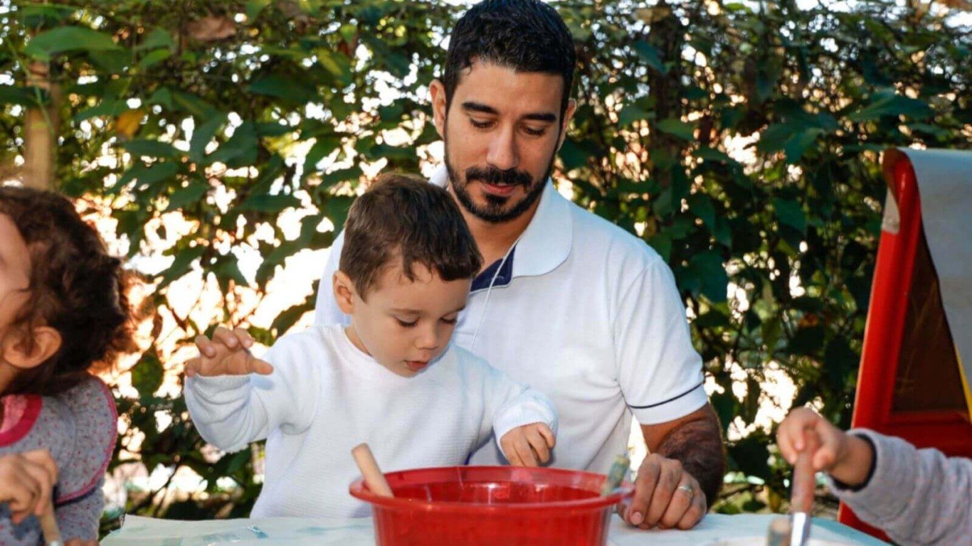Pai e filho em escola de Jundiaí