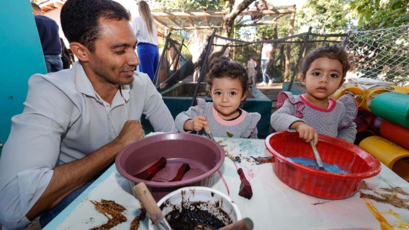 Pai e filhas em escola de Jundiaí