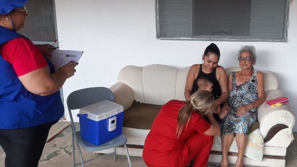 Pessoas sendo orientadas sobre a Febre Amarela Pessoas sendo orientadas sobre a Febre Amarela