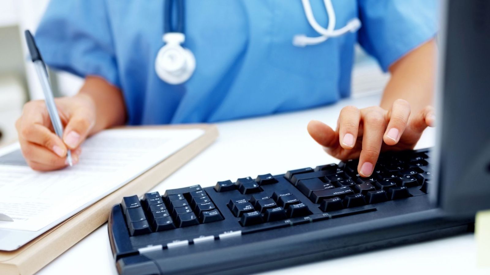 Enfermeira teclando