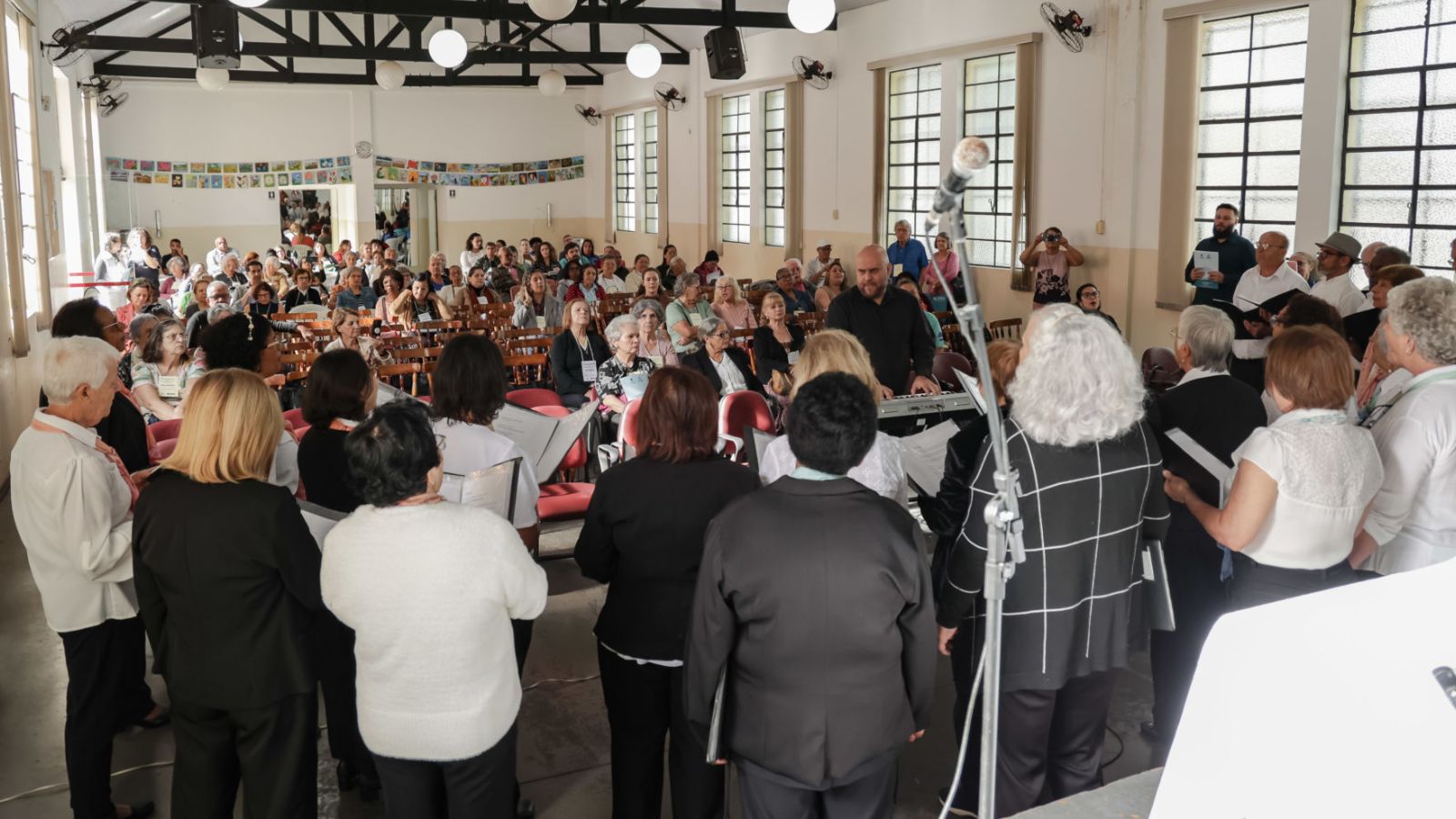Idosos na conferência