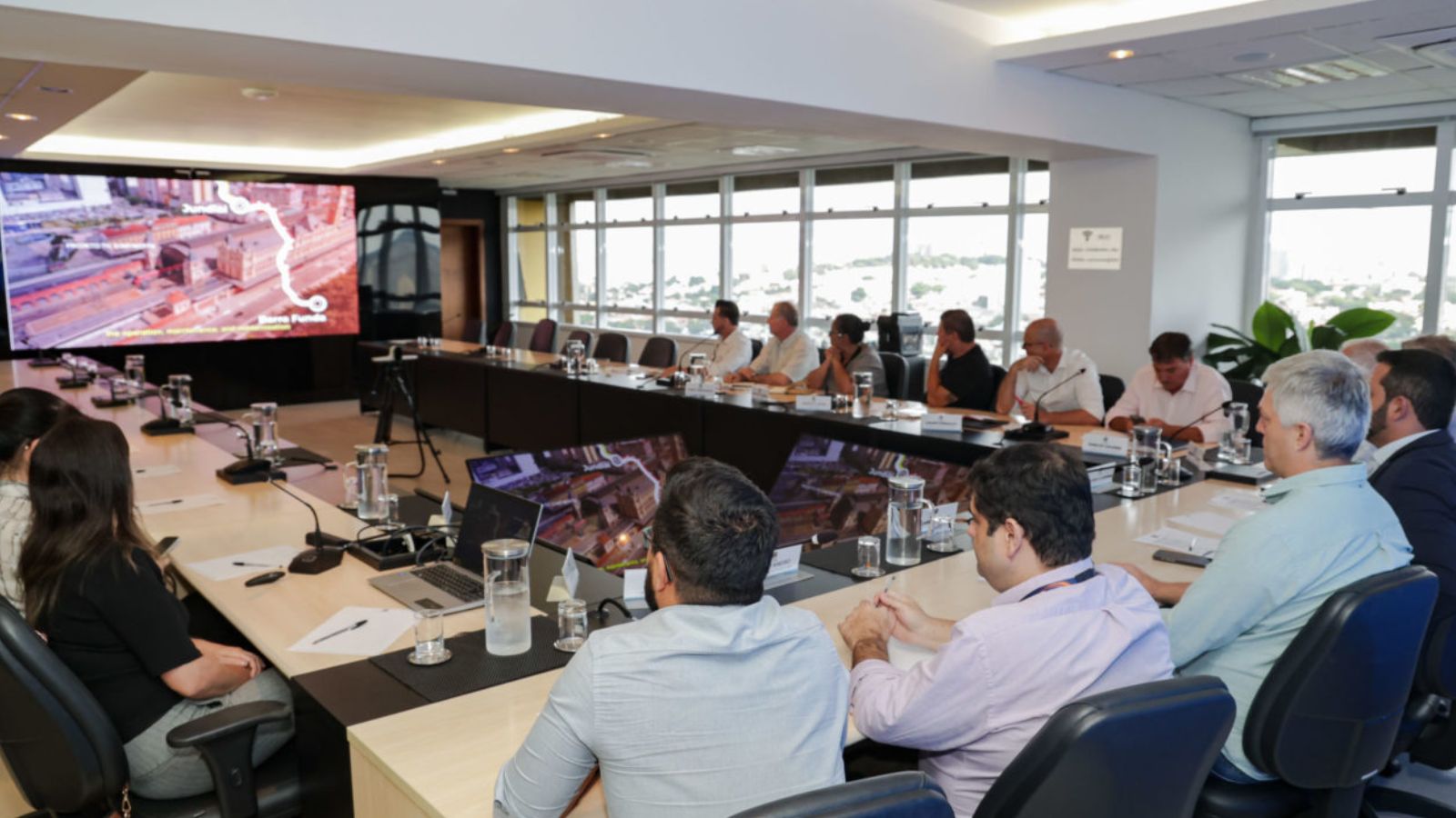 Equipe do TIC Trens em reunião com a Prefeitura