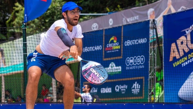 Jogador de beach tennis