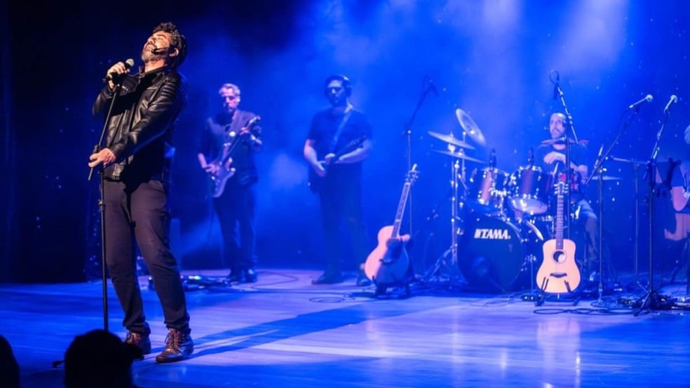 Ator representando Raul Seixas