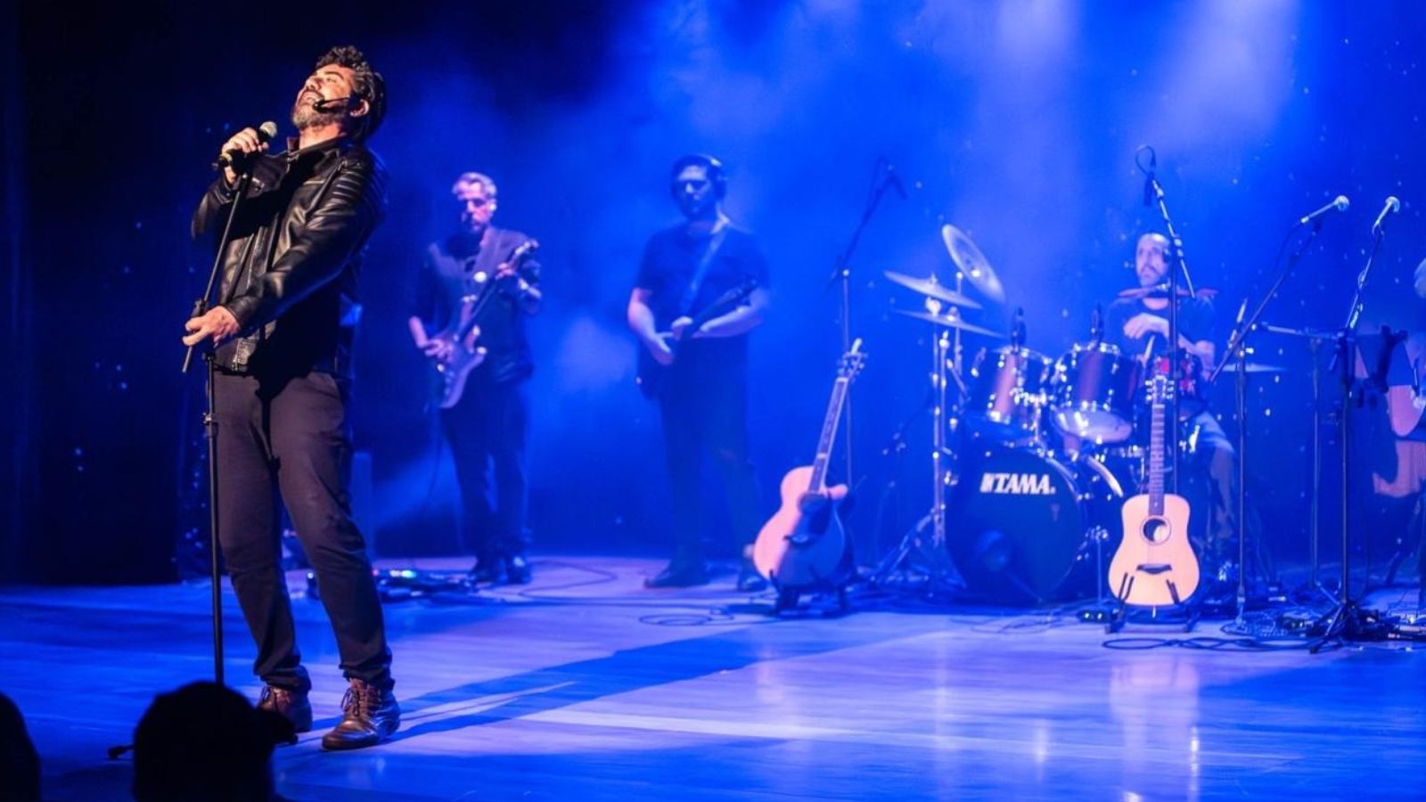 Ator representando Raul Seixas