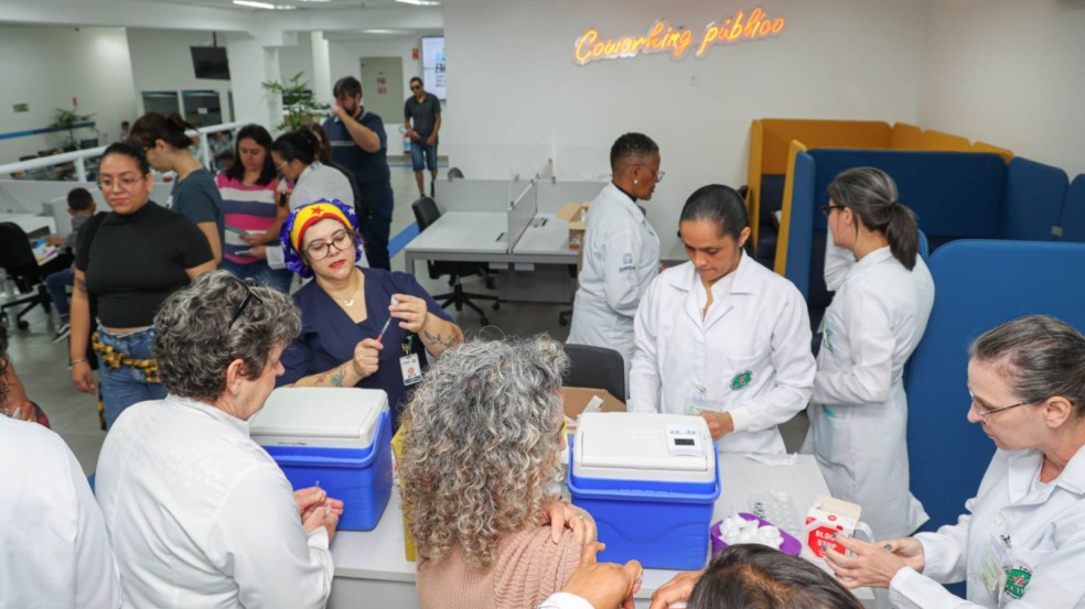 Pessoas tomando vacina