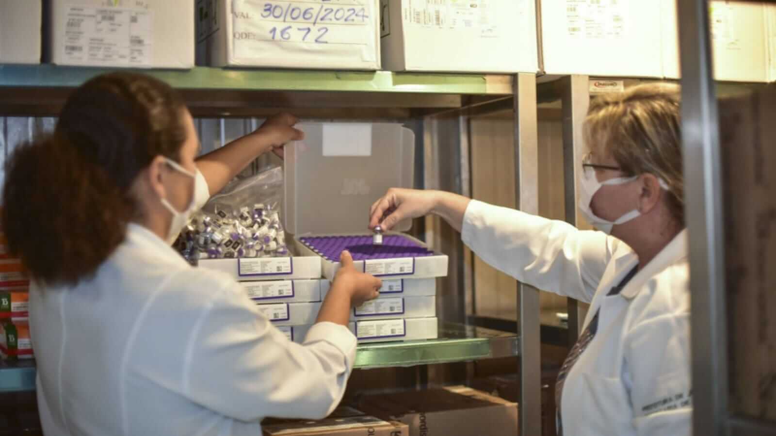 Profissionais da saúde com doses de vacina